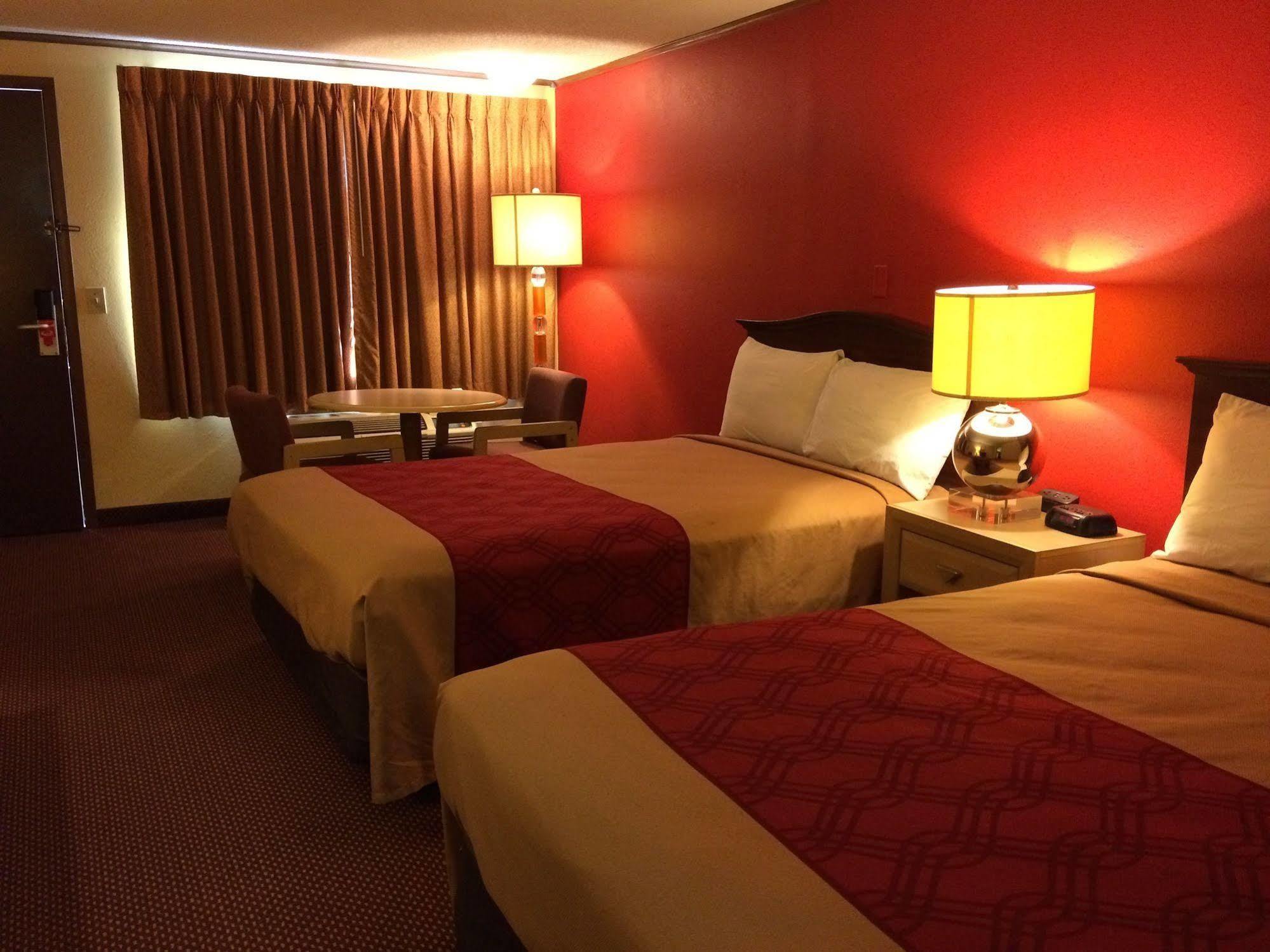 נורווק Econo Lodge מראה חיצוני תמונה