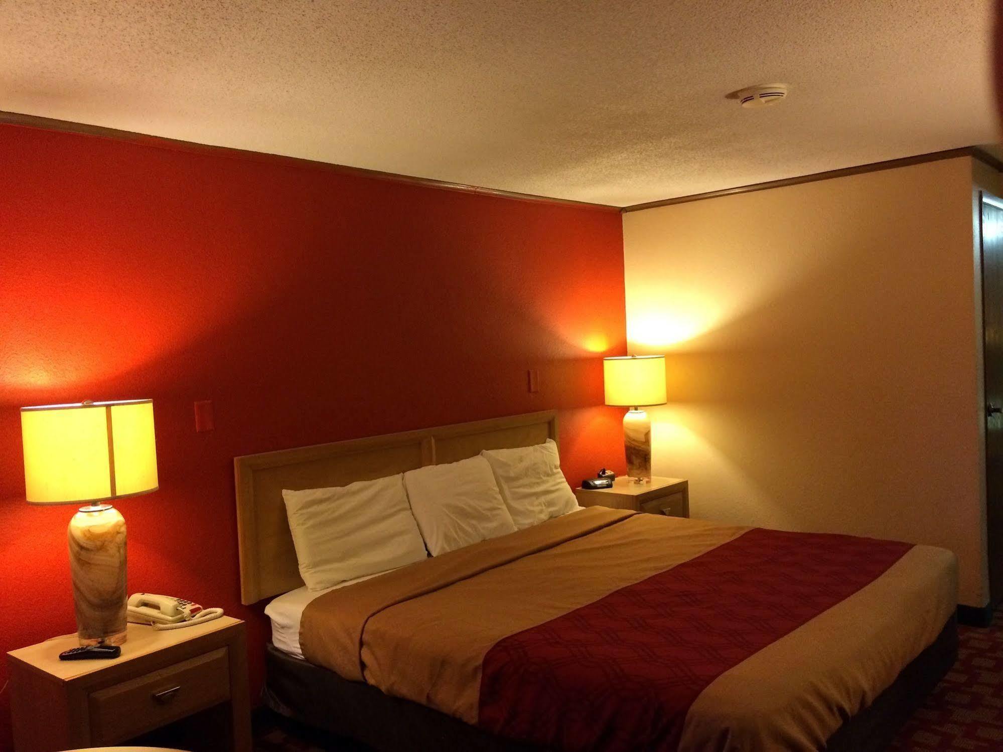 נורווק Econo Lodge מראה חיצוני תמונה