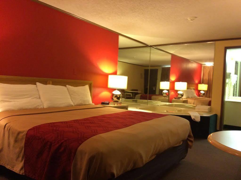 נורווק Econo Lodge מראה חיצוני תמונה
